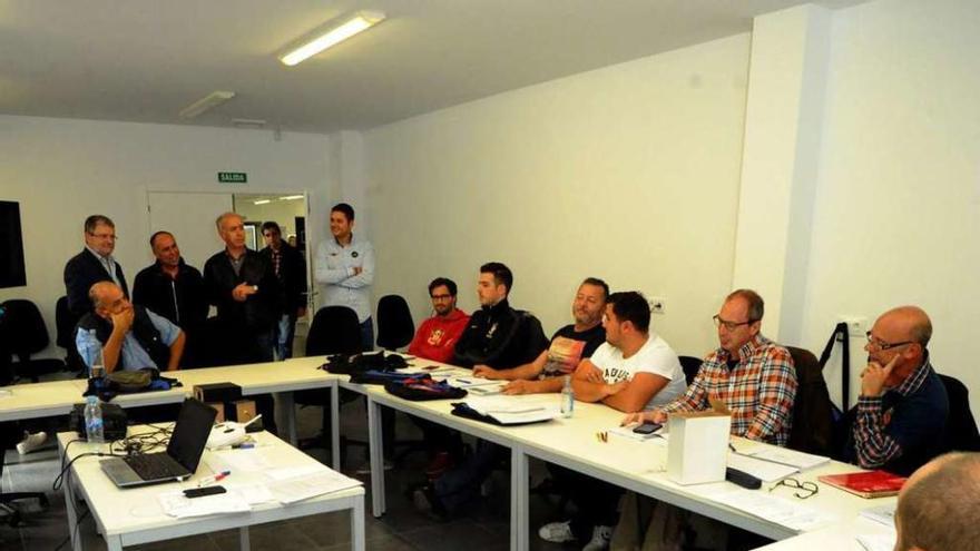 Alumnos del tercer curso de drones que se imparte en Vista Real. // Iñaki Abella