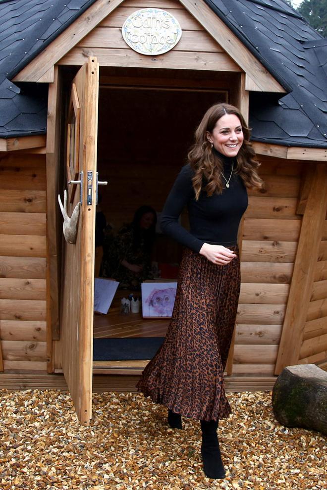 Kate Middleton con falda plisada 'animal print' de las rebajas de Zara