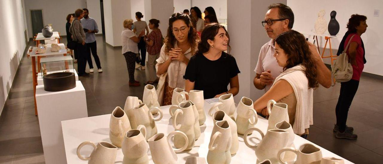 Una quincena de artistas y artesanos de la cerámica exponen sus piezas en El Convent Espai d&#039;Art de Vila-real.