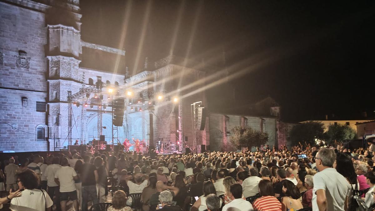 Un instante del concierto de Miguel Ríos en Coria.