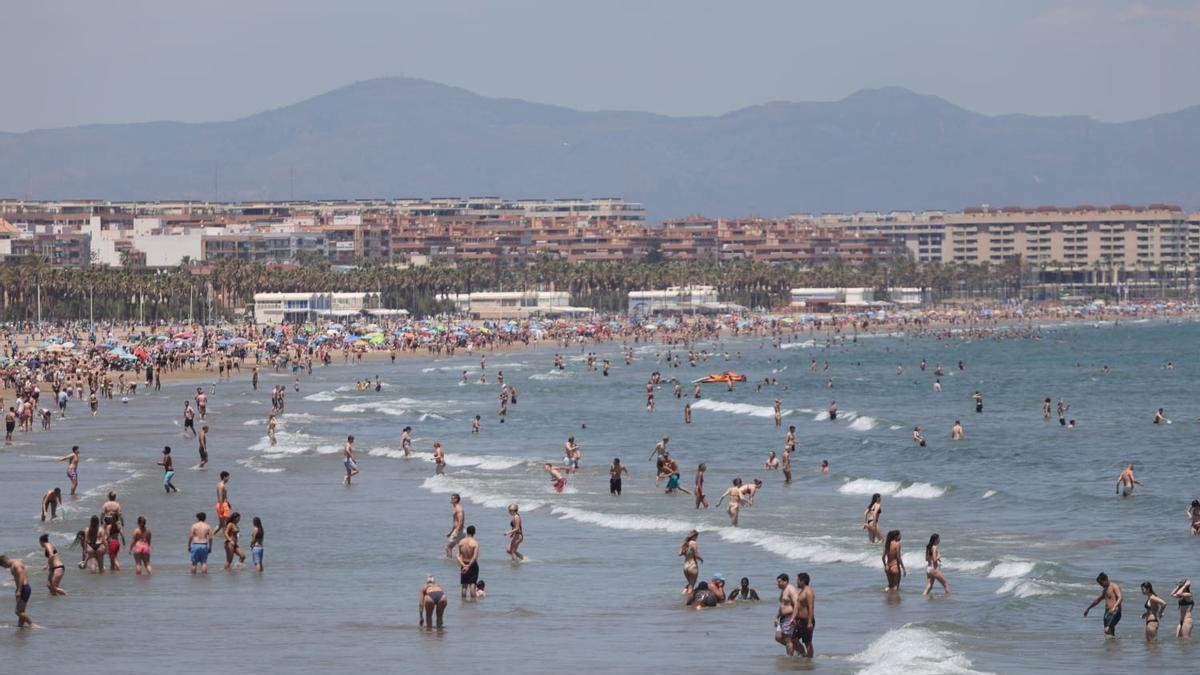 ¿Por qué la playa de la Malva-rosa mantiene este 2026 la bandera azul y la playa del Cabanyal la pierde?