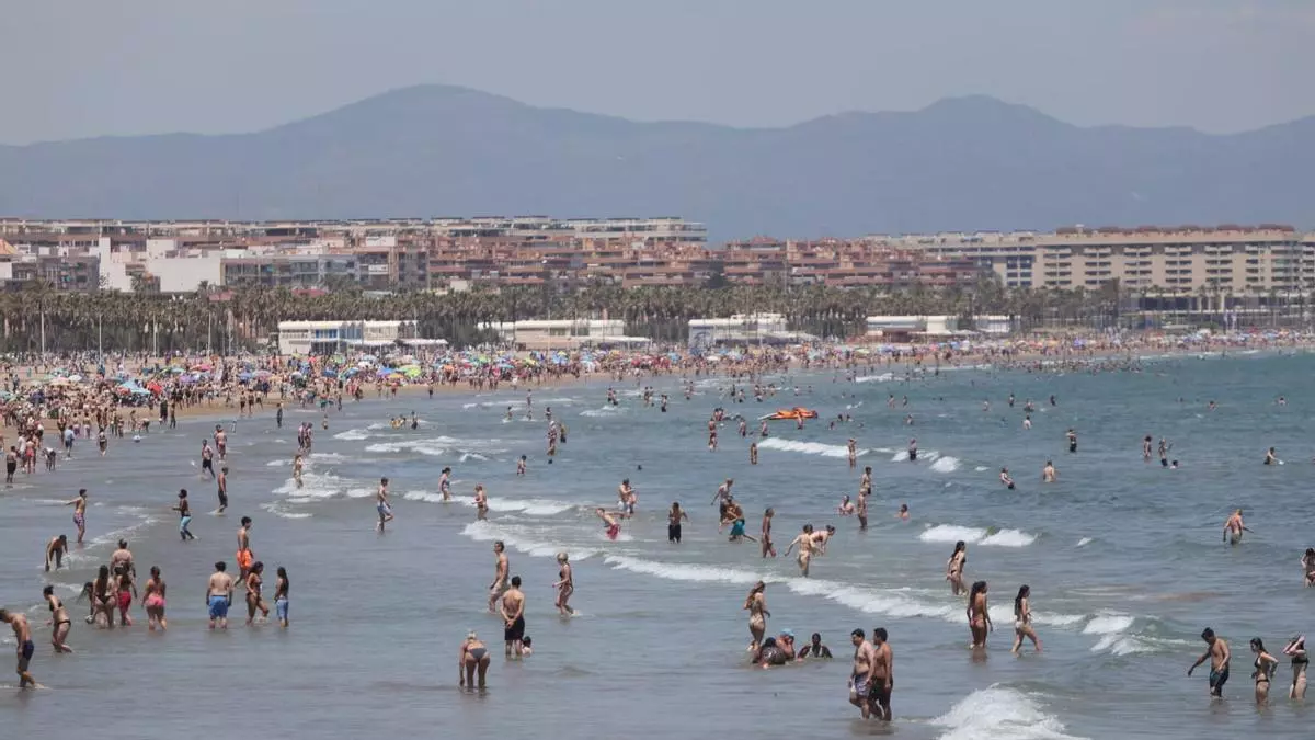 ¿Por qué la playa de la Malva-rosa mantiene este 2026 la bandera azul y la playa del Cabanyal la pierde?