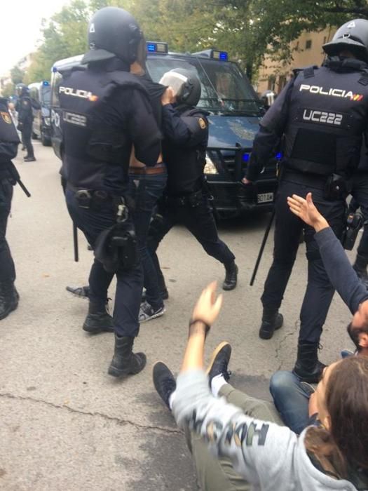 Guàrdia Civil i Policia Nacional desallotgen amb violència col·legis electorals gironins