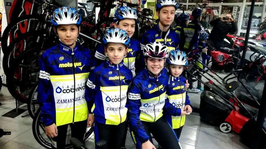 El equipo del Lacteas Cobreros que compite en la Copa Escuelas de BTT.