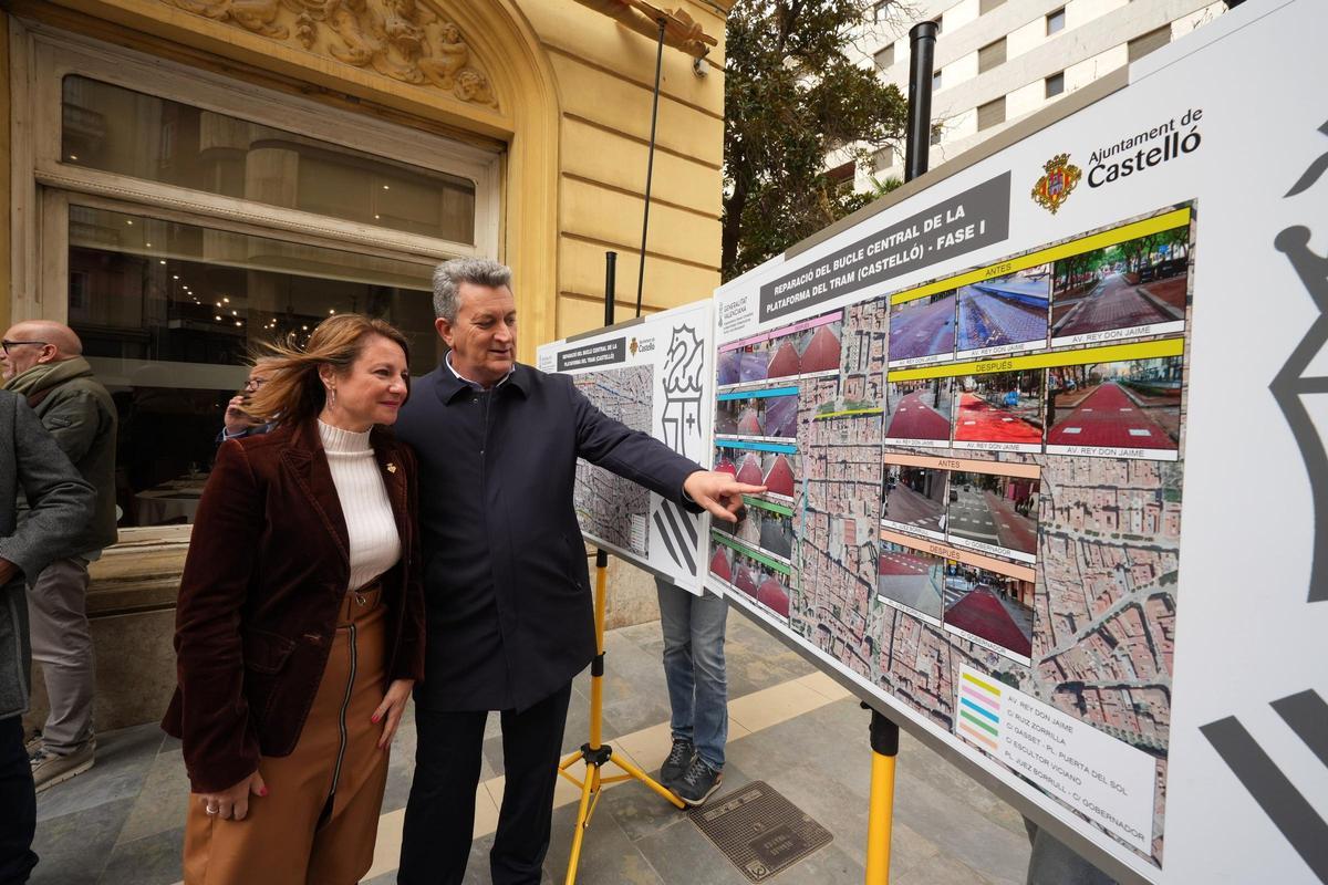 Begoña Carrasco y Vicente Martínez Mus observan los planos del proyecto.