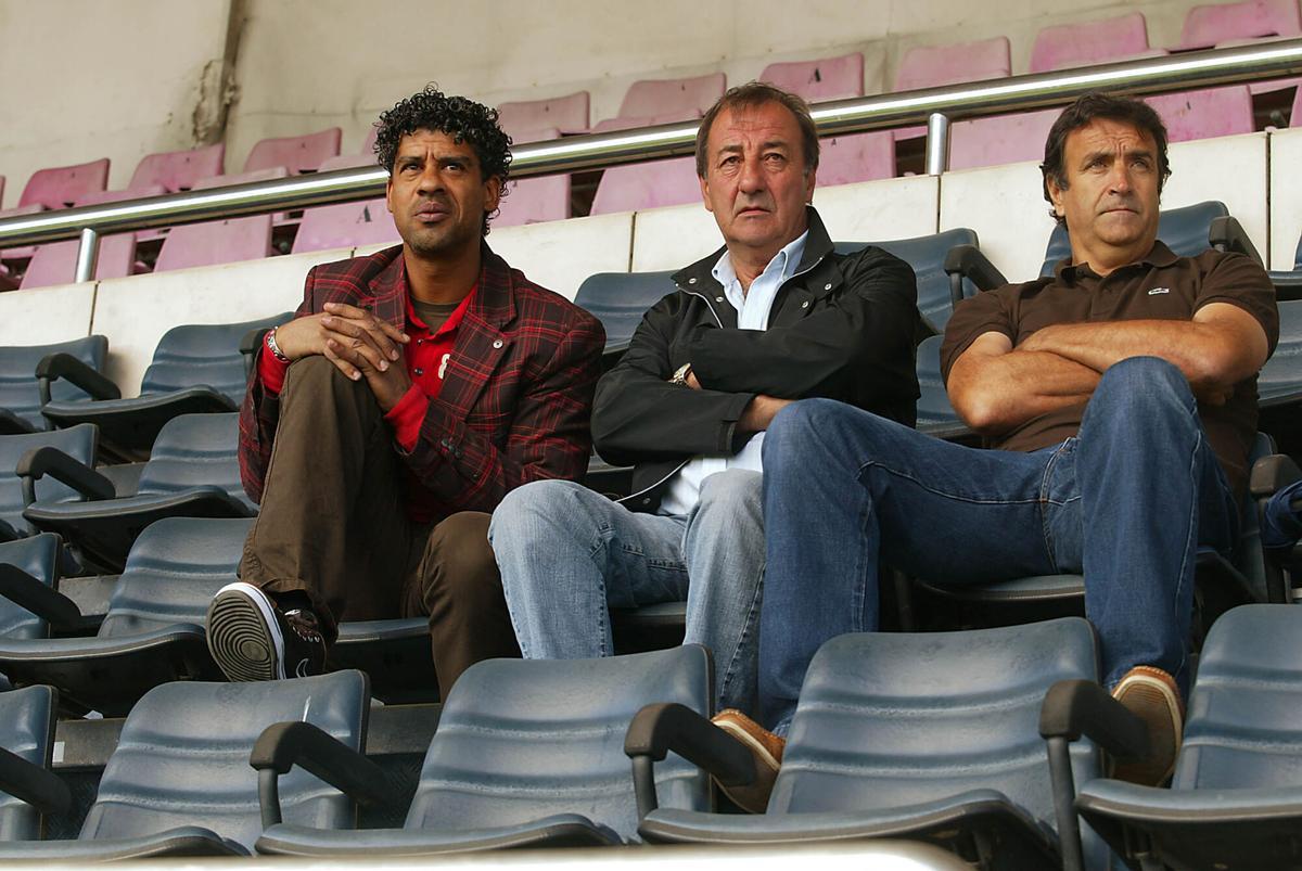 Frank Rijkaard, Quique Costas y José Ramón Alexanco siguen desde la grada un entrenamiento.