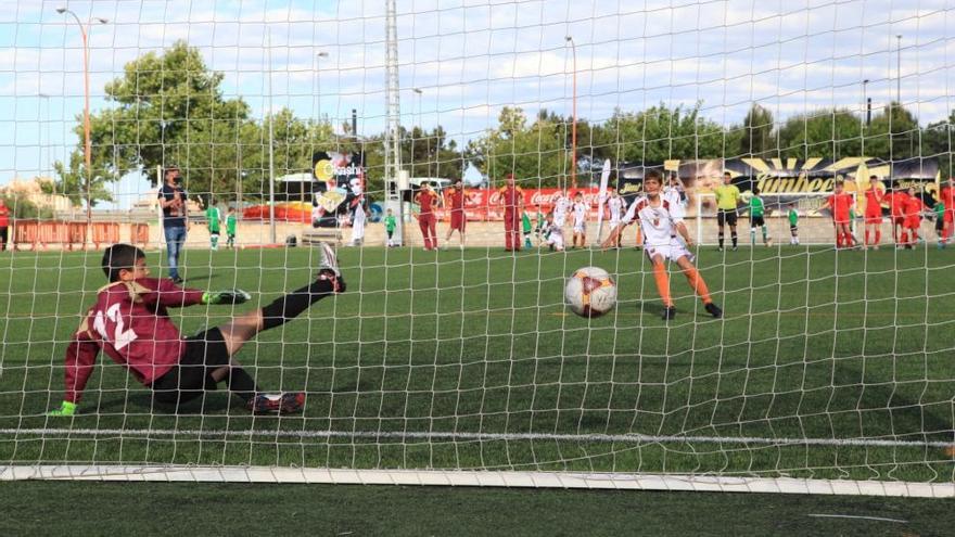 Un jugador de la selección murciana transforma un penalti.