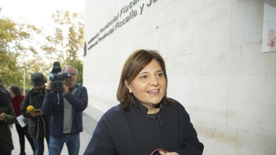 Isabel Bonig, antes de declarar en la Ciudad de la Justicia.