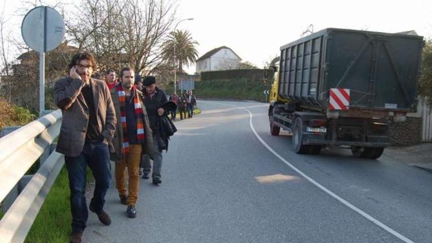 El diputado de AGE Juan Fajardo, ayer, durante el recorrido por la N-555 con los vecinos.  // Faro