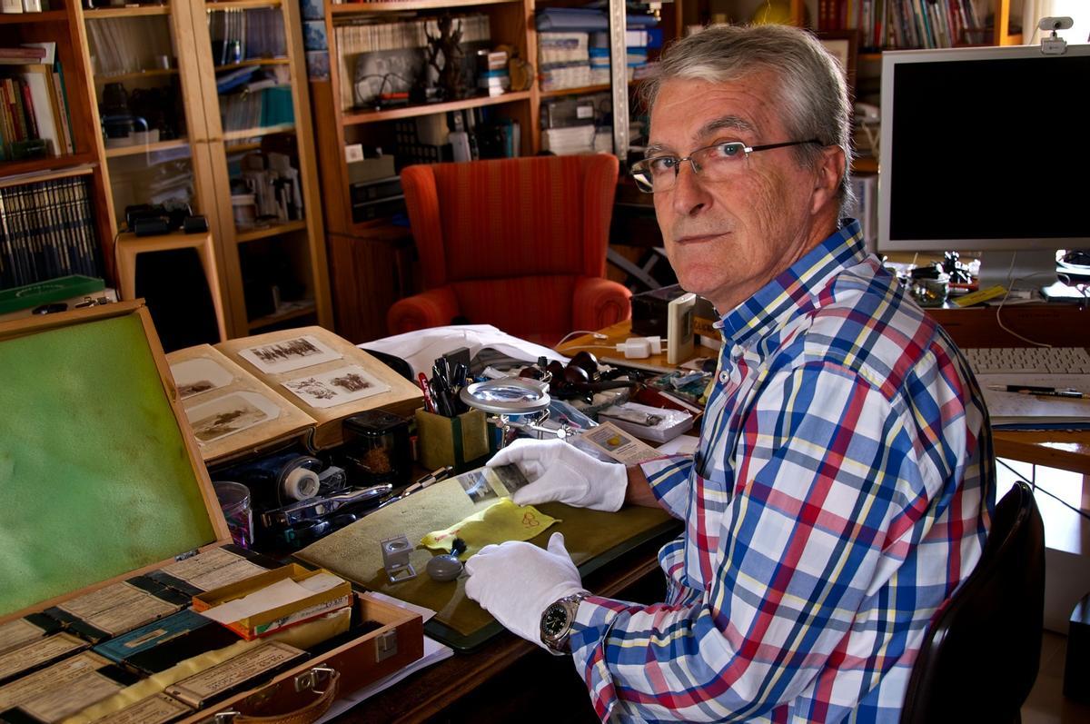 El físico malagueño Gustavo Sánchez, sobrino bisnieto de Vicente Tolosa, en pleno trabajo de restauración de las fotos.)