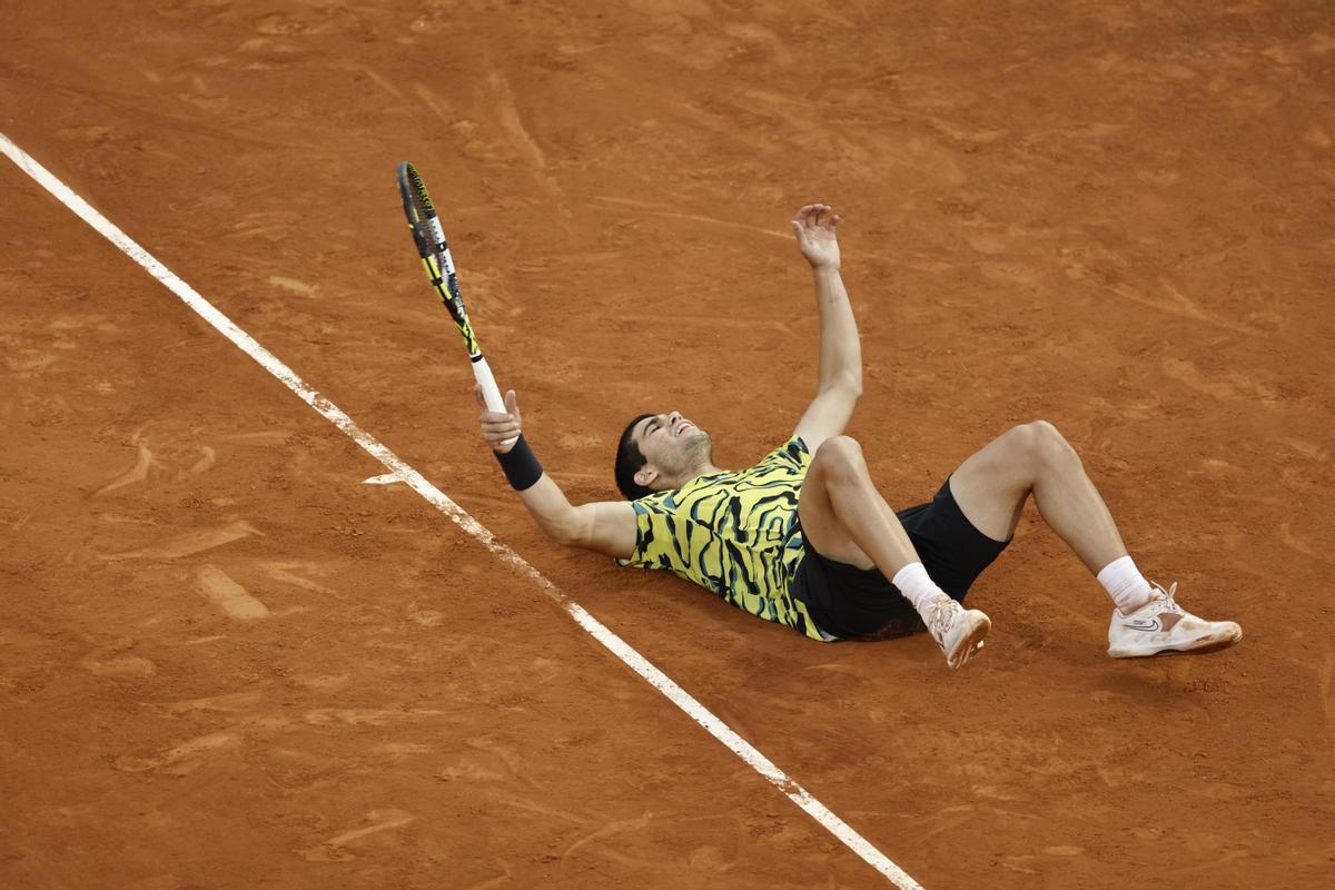 MADRID, 07/05/2023.- Carlos Alcaraz celebra su victoria en la Final ATP individuales en el estadio Manolo Santana del Mutua Madrid Open, este domingo. EFE/ Sergio Perez