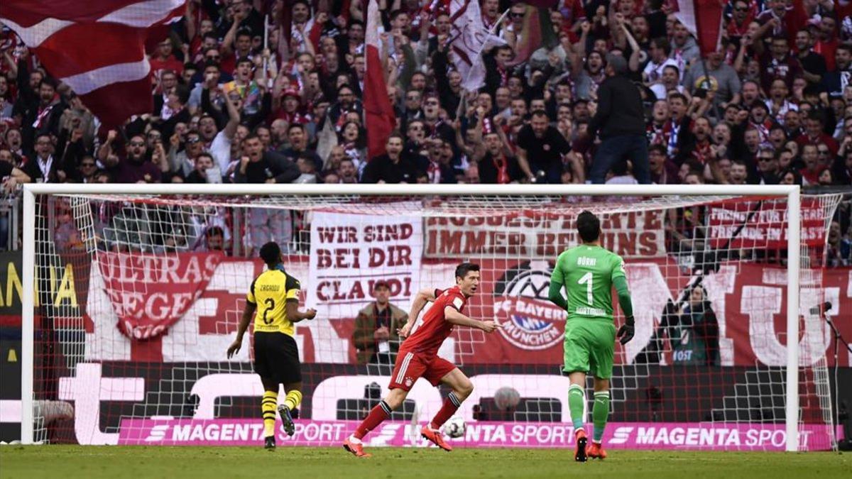 Lewandoski celebra un gol en el partido de Bundesliga entre Bayern y Borussia