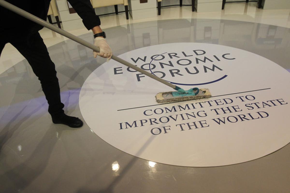 Una dona neteja el recinte on tindrà lloc el Fòrum de Davos, aquest dimecres.