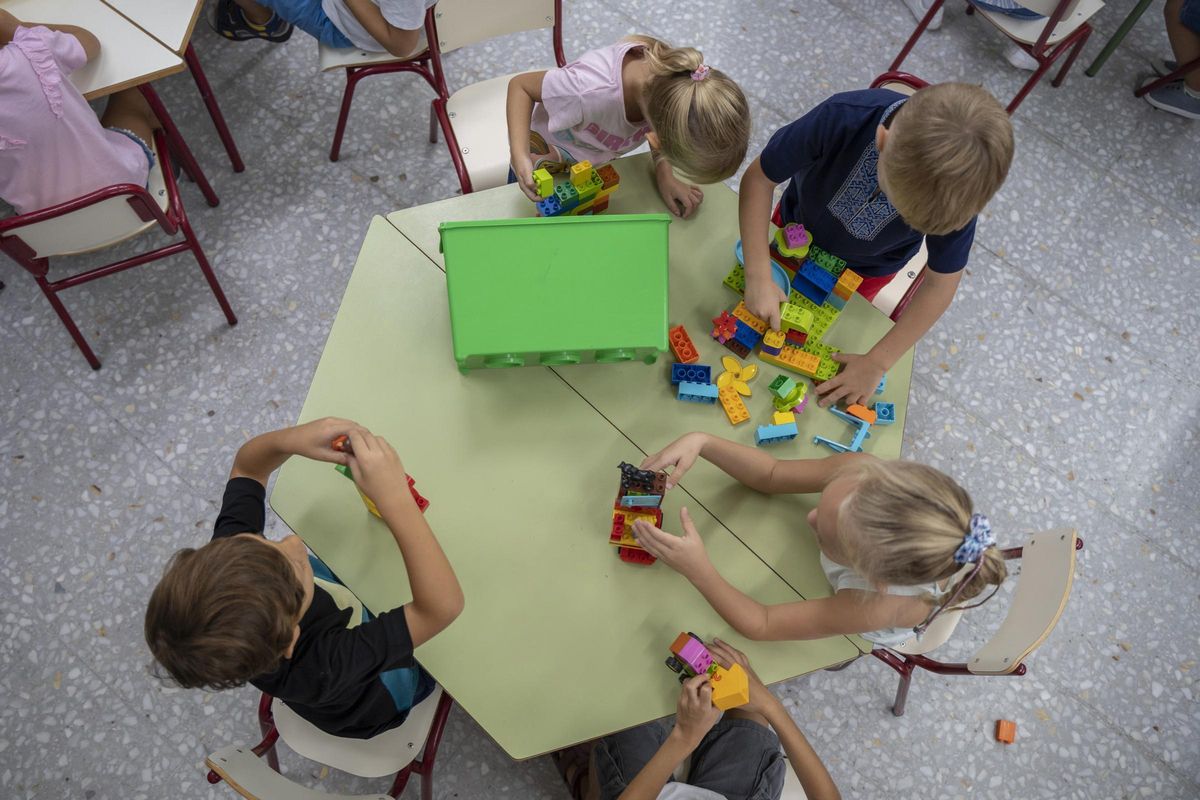 Niños jugando en el colegio.