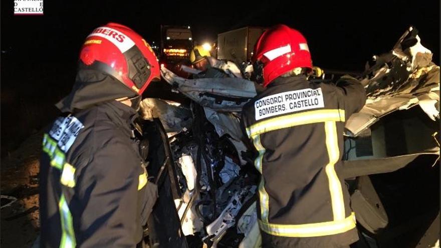 Muere un matrimonio y sus hijos están heridos tras chocar contra un camión en la 340 en Vinaròs