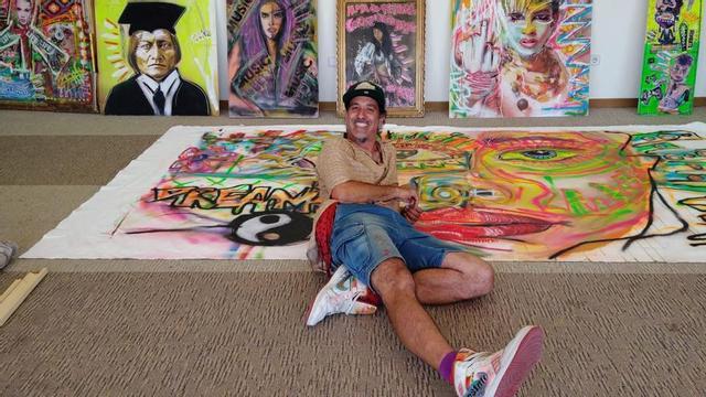 Boke, sobre el enorme lienzo pintado junto a su hija y su novia. | S. ASENJO