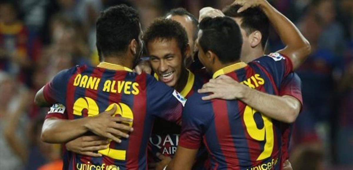 Neymar, felicitat pels companys després de marcar. Neymar, felicitat pels companys després de marcar.