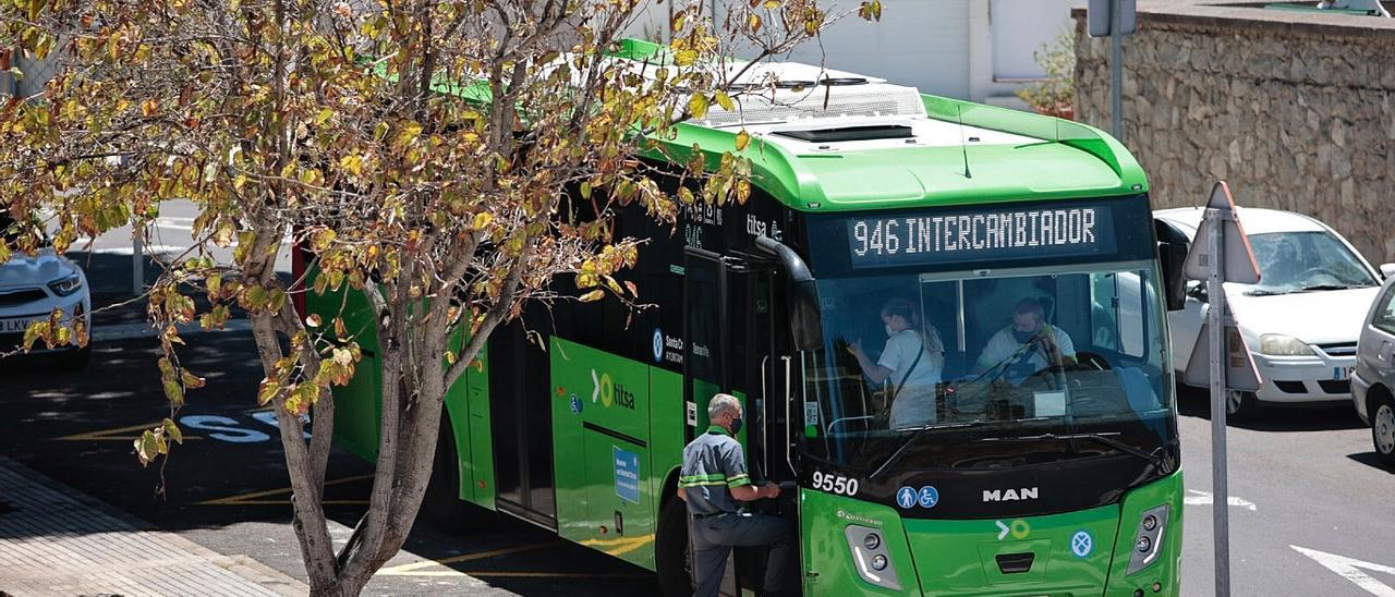 Guagua que opera en Anaga, en una parada de San Andrés, junto al centro cultural.