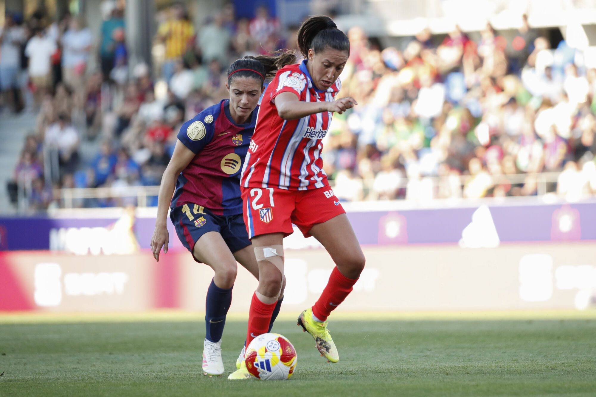 HUESCA, 07/06/2025.- La centrocampista del FC Barcelona Aitana Bonmatí (i) y la delantera del Atlético de Madrid Fiamma Benítez (d) durante la final de la Copa de la Reina que FC Barcelona y Atlético de Madrid disputan este sábado en el estadio de El Alcoraz, en Huesca. EFE/Javier Belver