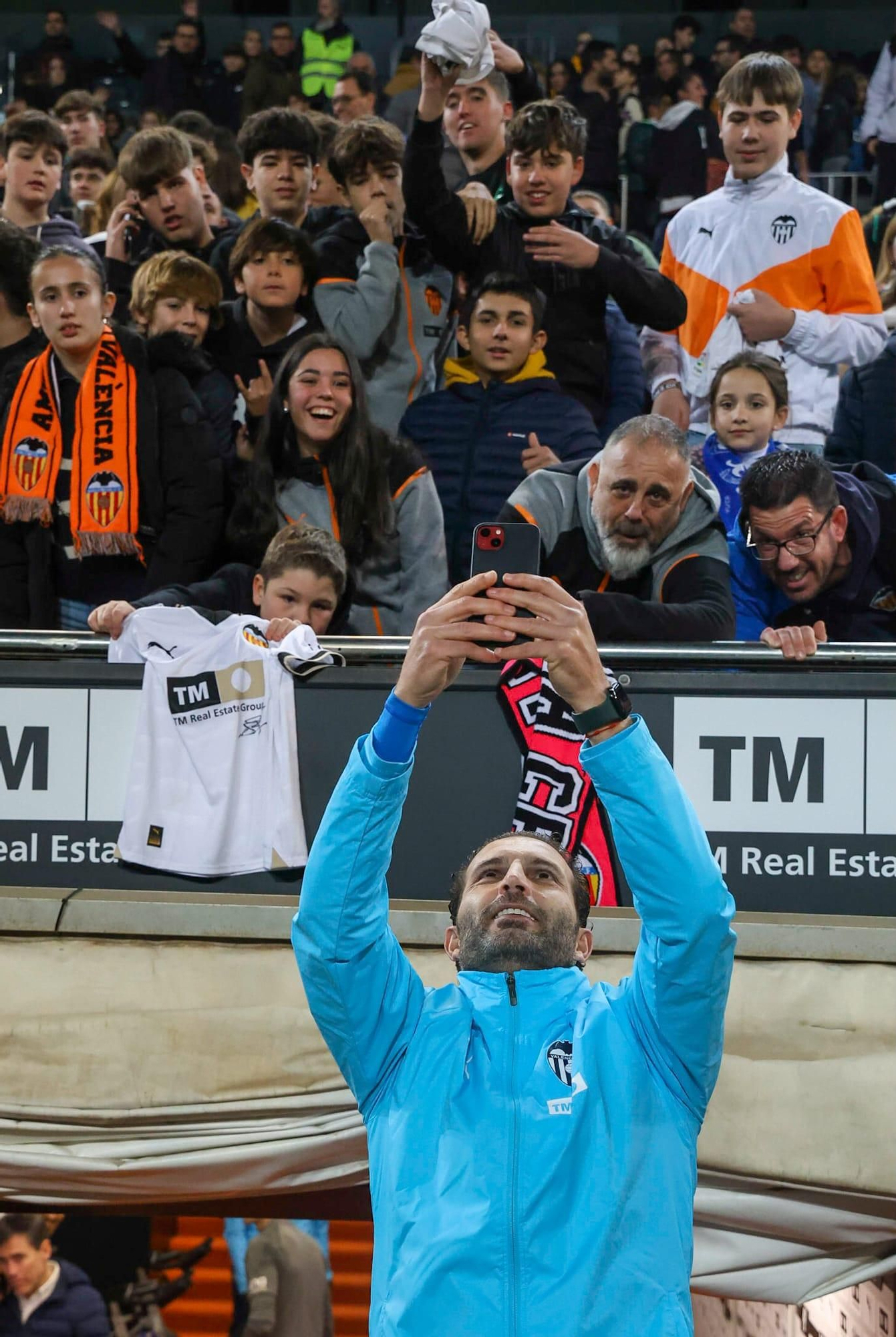 La afición se vuelca con el Valencia CF en el entrenamiento de Mestalla