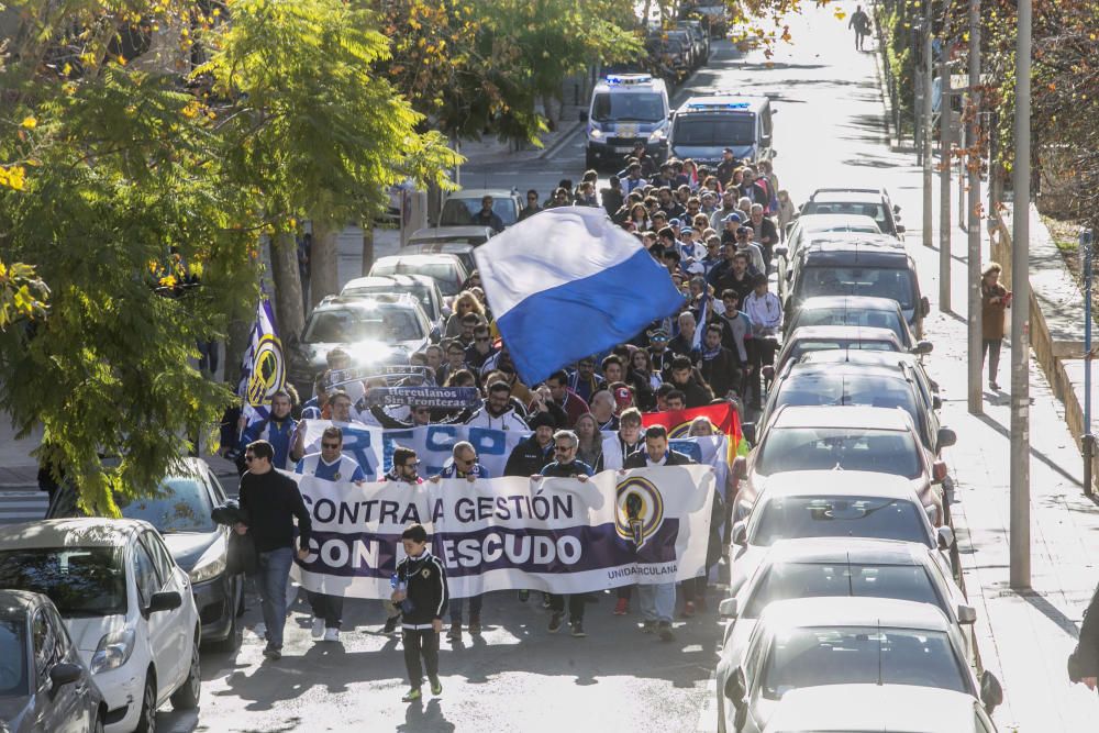 Alrededor de 400 aficionados del Hércules se manifiestan en contra de la gestión de Ortiz y Ramírez.