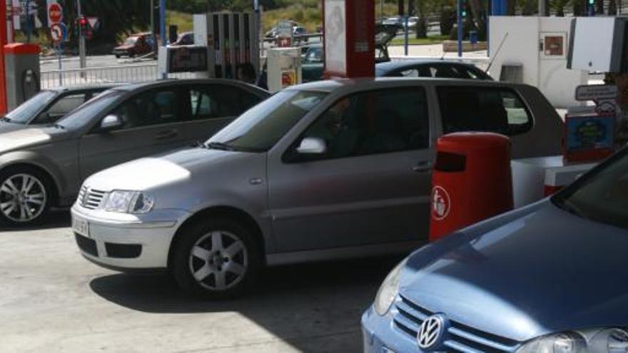 Coches esperan para repostar.