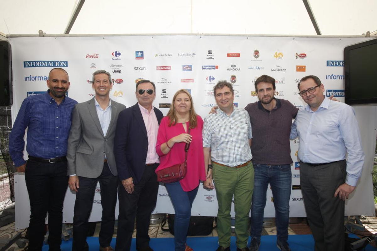 El director de INFORMACIONTV, Adrián Ivorra; De Vectalia: el director de Transporte Urbano, Manuel Cantero; el director de Operaciones, Alberto López; la directora del Área de Servicios, Silvia Garrigós; el director de Comunicación, Ezequiel Moltó; y el director Financiero, José Soler, con Pere Rostoll