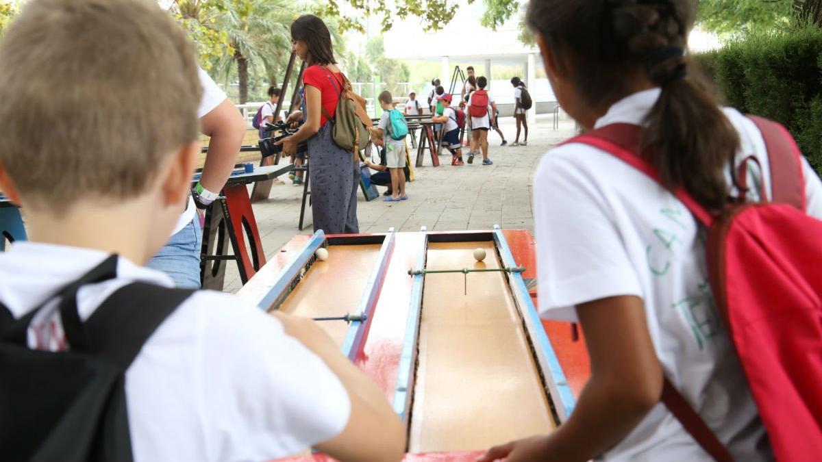 Dos niños participantes del programa realizando una actividad