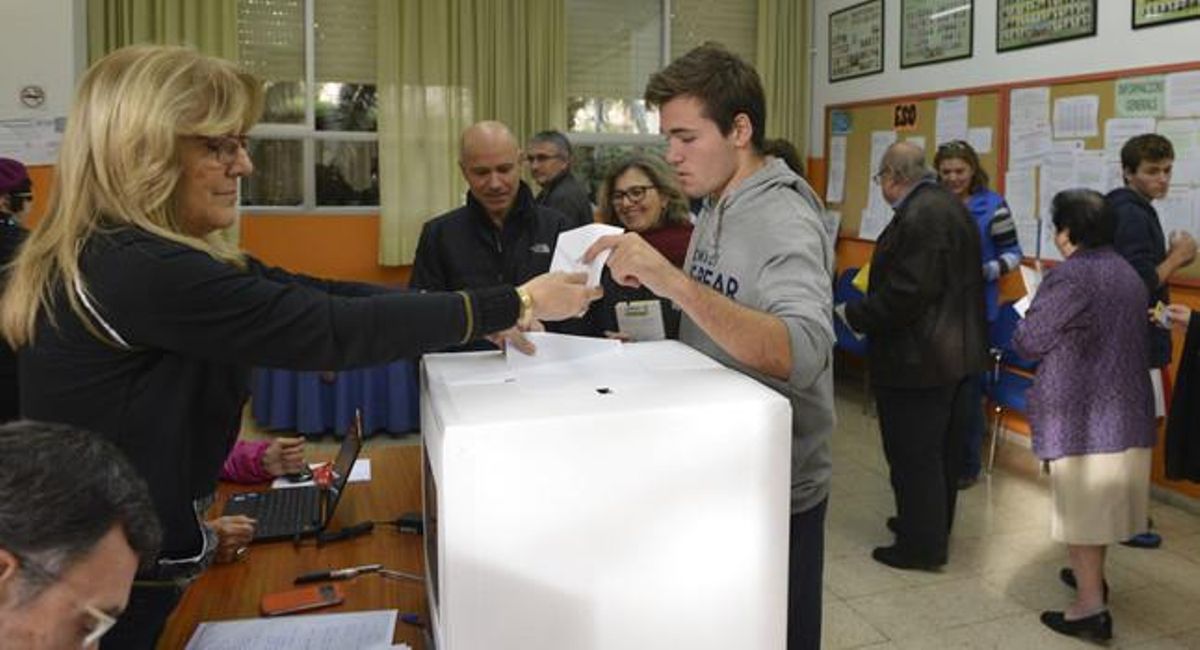 Un jove que vota per primera vegada, a l’Institut Icària de Barcelona.