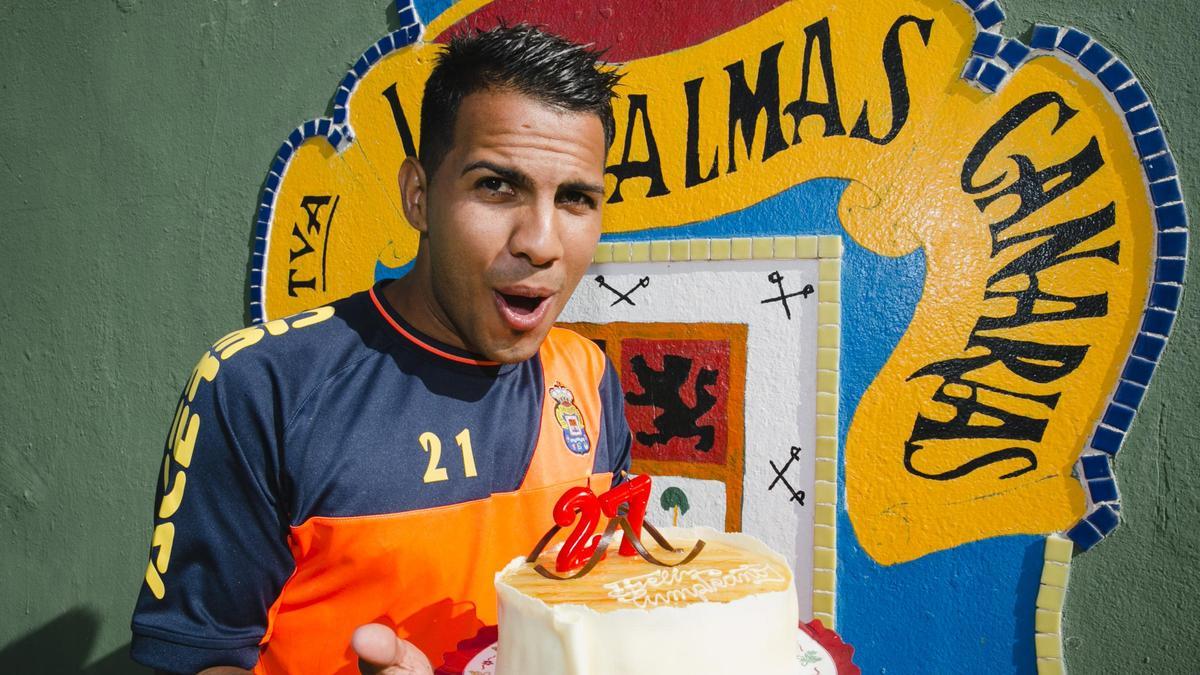 Viera sopla las velas de su tarta en el 27 cumpleaños, hace seis temporadas en Barranco Seco.