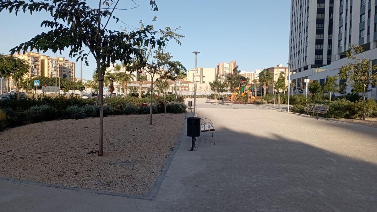Jardines junto a los nuevos edificios altos de la zona de La Princesa, antiguo polígono industrial de La Pelusa, Carretera de Cádiz