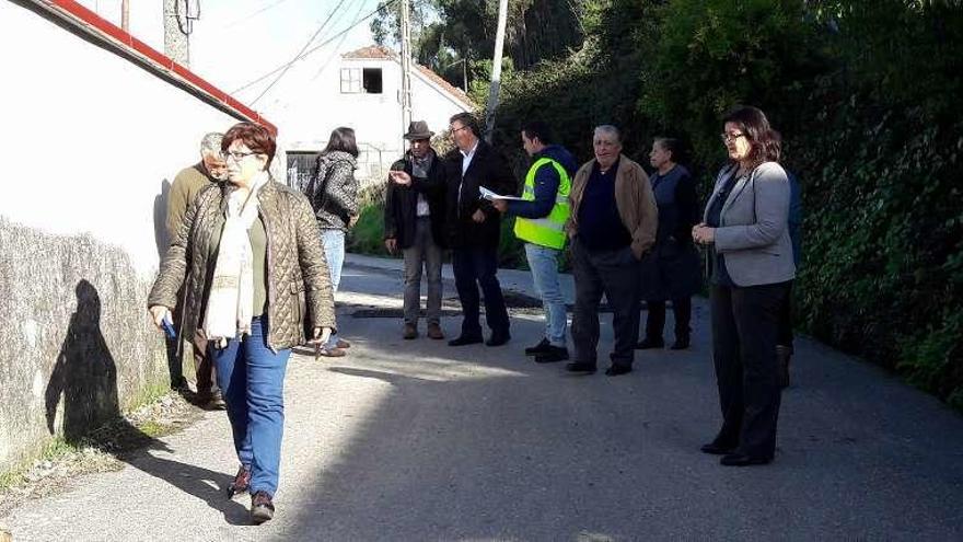 El alcalde conversa con unos vecinos durante la visita a las obras. // FdV