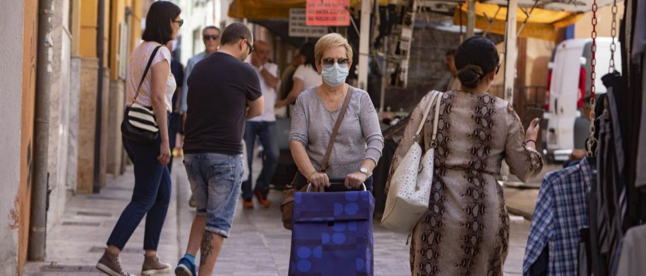 Transeúntes en una de las calles donde se organiza el Mercat de Xàtiva, ayer. | PERALES IBORRA