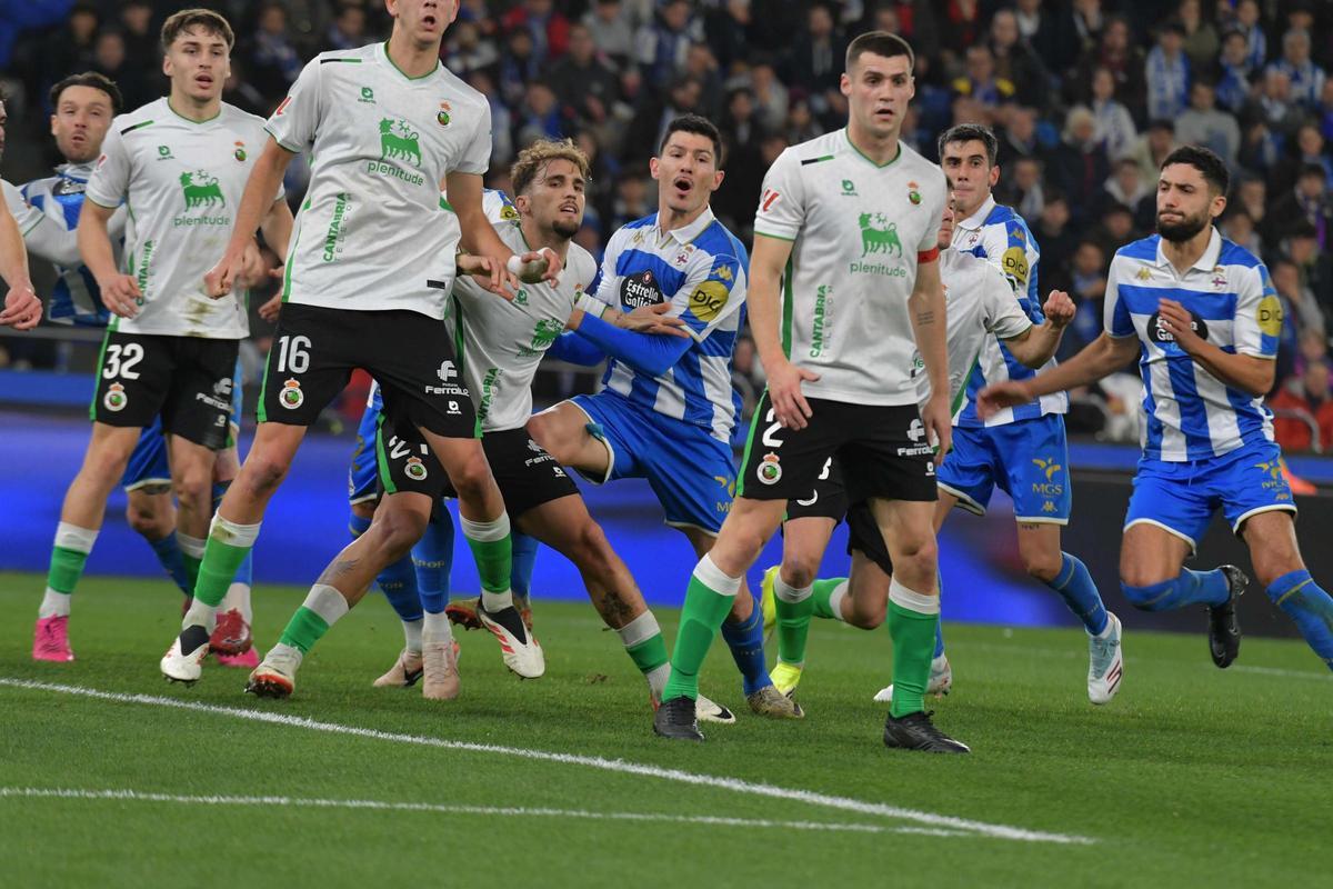 Un Dépor sin fortuna ni puntería cae en Riazor contra el Racing de Santander