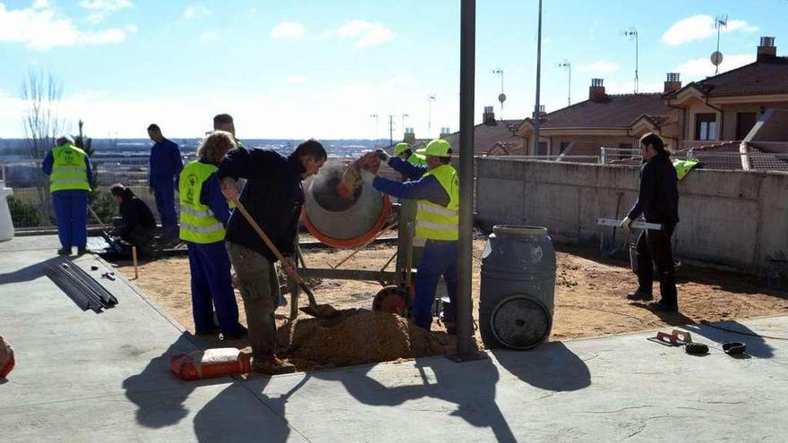 Los alumnos pusieron en práctica las actuaciones para ejecutar la solera de hormigón en el parque.