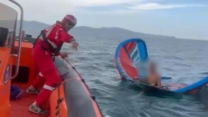 Rescaten tres kitesurfistes amb problemes a la vela a Sant Pere Pescador