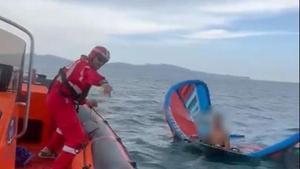 Un moment del rescat de Salvament Marítim a Sant Pere Pescador.