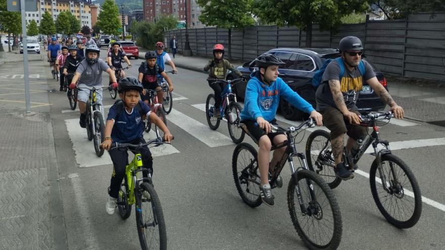 Fomentar la salud a golpe de pedal: 250 vecinos del valle del Nalón se suman a la marcha &quot;Ponte a rueda&quot;