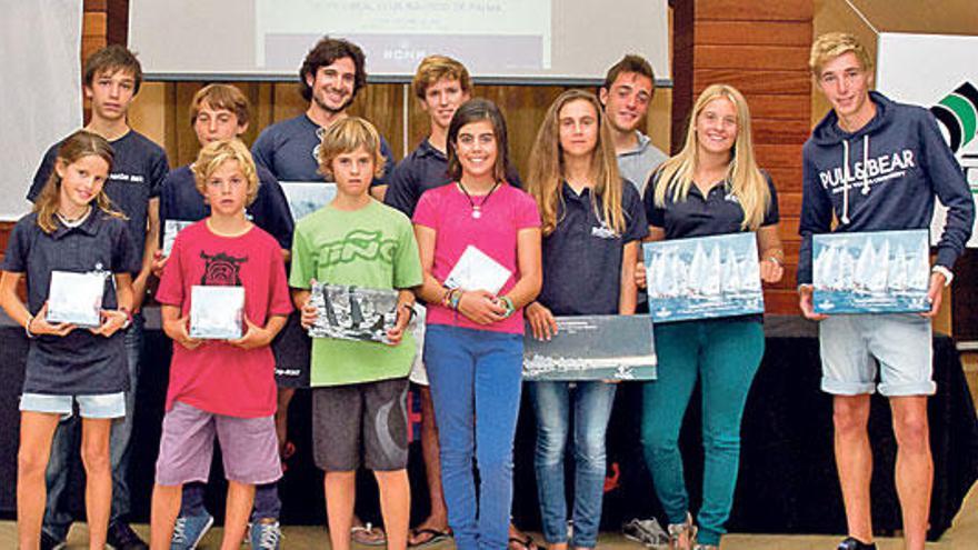 Foto de los premiados en las distintas clases con sus correspondientes trofeos.