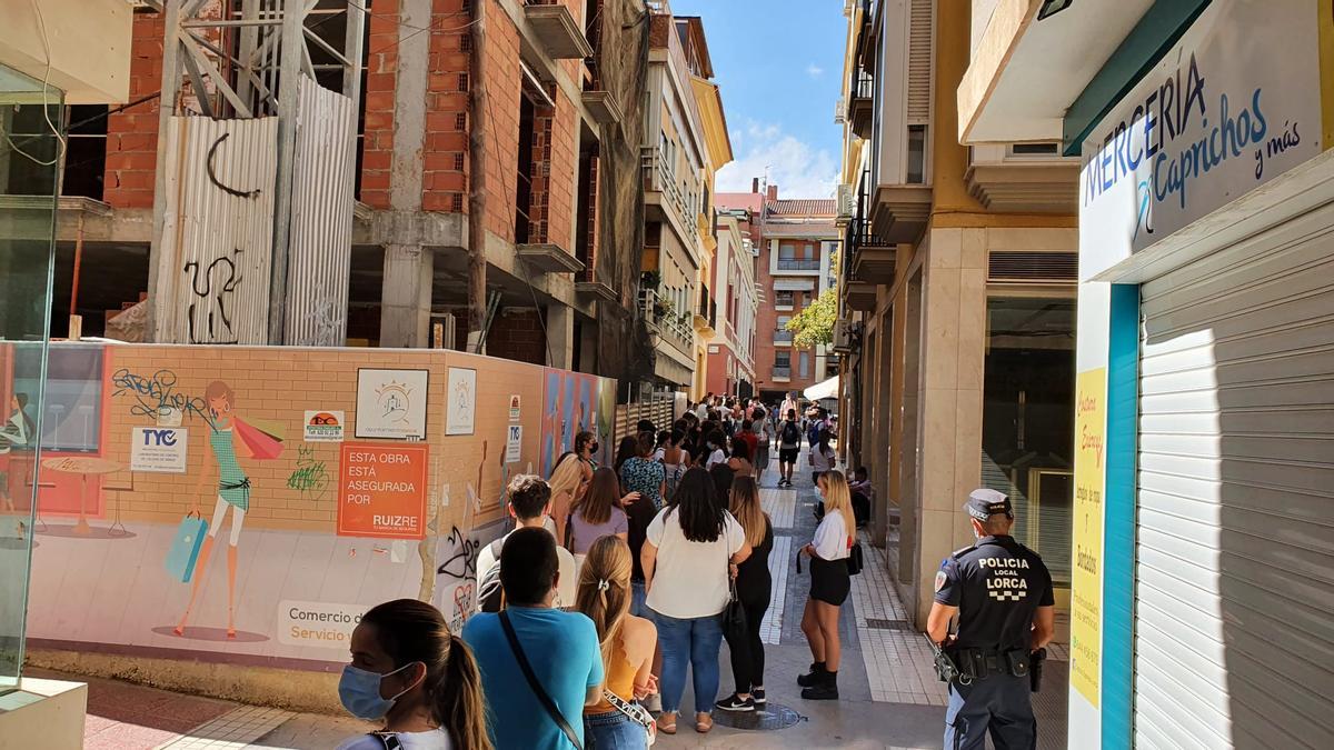 La larga cola ocupó gran parte de la calle Rebolloso.