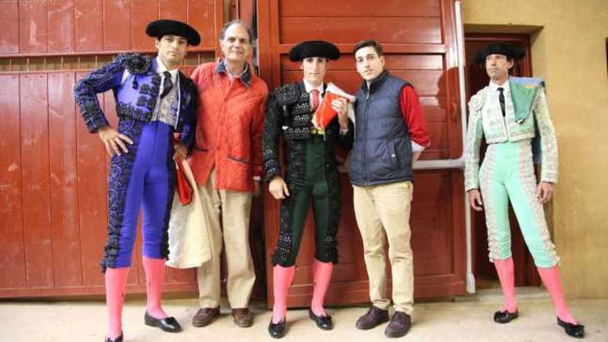 El de Villamor, con su cuadrilla, el cirujano zamorano Enrique Crespo y un aficionado.