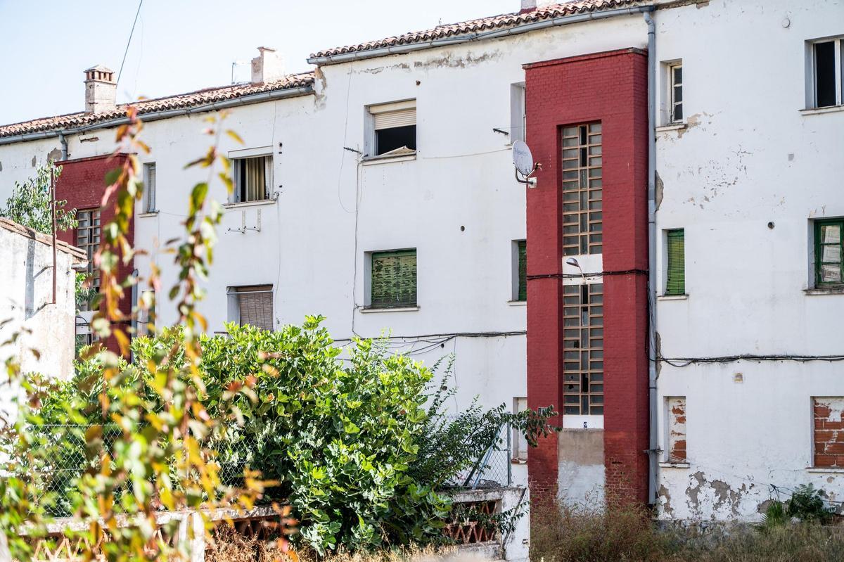 Fotogalería | La huella del abandono en las antiguas viviendas policiales de la avenida de Cervantes de Cáceres
