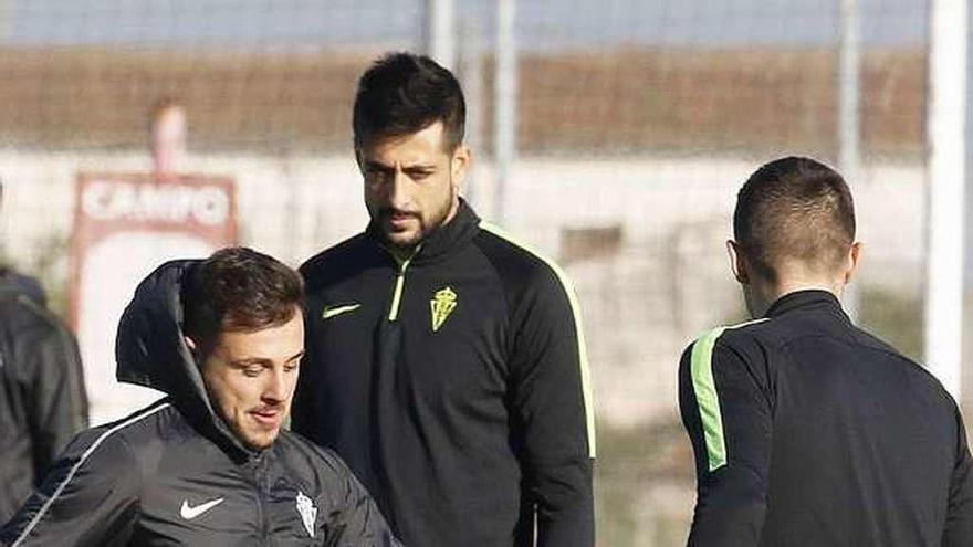 Traver, junto a Álex Pérez y Djurdjevic, durante el entrenamiento.