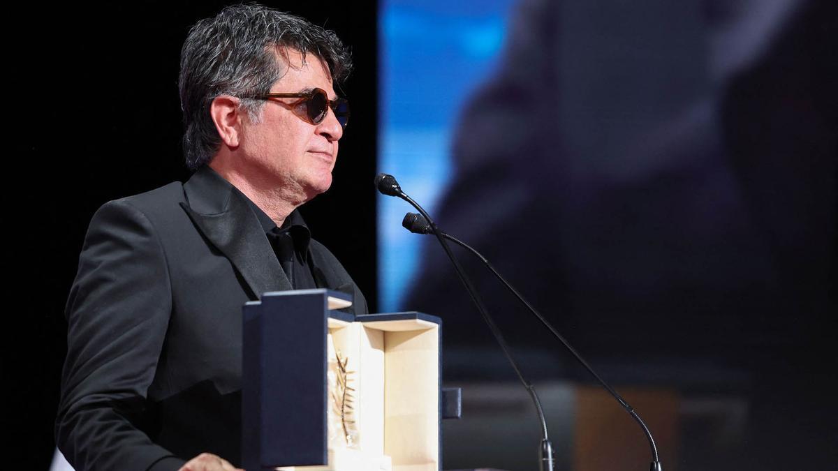 El director, guionista y productor iraní Jafar Panahi celebra tras ganar la Palma de Oro por la película Un simple accidente.