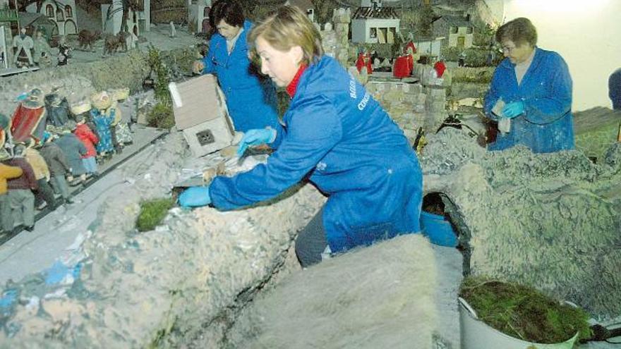 Trabajos de preparación del Belén de Valga, anoche.