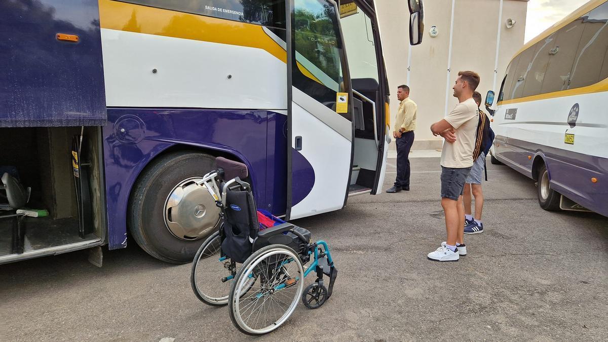 Un joven en silla de ruedas y su madre han resultado heridos tras averiarse la rampa del autobús en Paiporta.