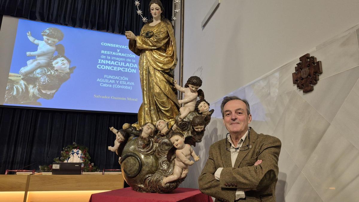 El restaurador junto a la talla de la Inmaculada.