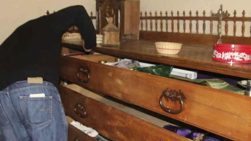 Cajones forzados en la sacristía del templo de Valer.