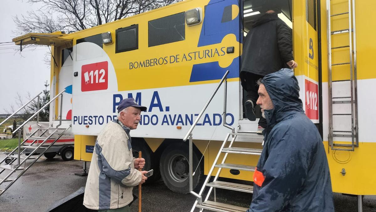 Vecinos en el puesto de mando avanzado.