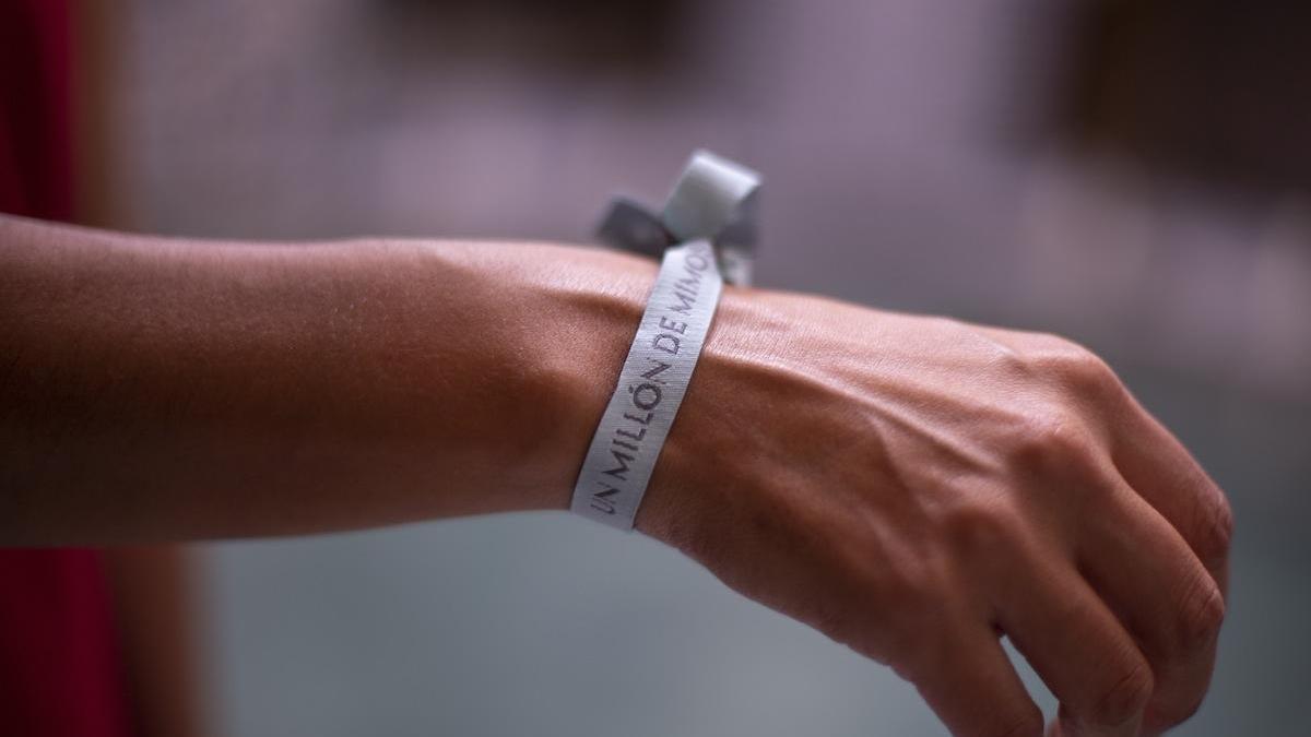 Una pulsera de la campaña solidaria &#039;Un millón de mimos&#039;.